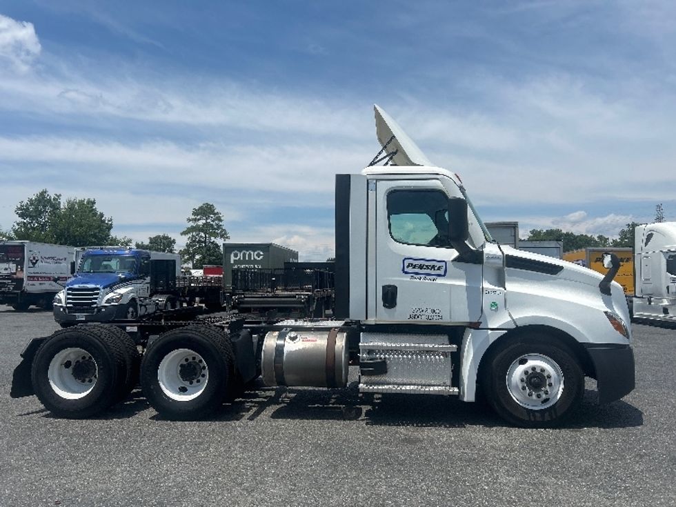 Day Cab Tractor-Heavy Duty Tractors-Freightliner-2021-T12664ST-Greenville-SC-294,296\n\t\tmiles-$ 64,750 - Image 8