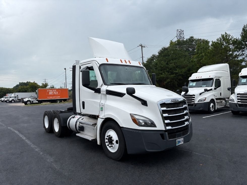 Day Cab Tractor-Heavy Duty Tractors-Freightliner-2021-T12664ST-Greenville-SC-382,661\n\t\tmiles-$ 59,250 - Image 1