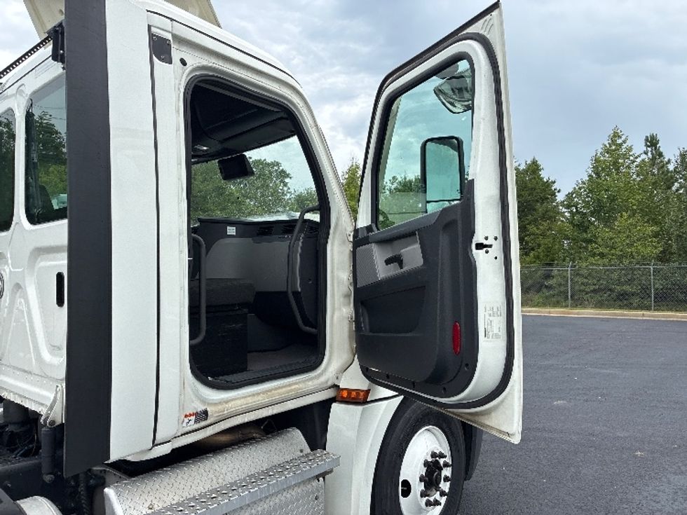 Day Cab Tractor-Heavy Duty Tractors-Freightliner-2021-T12664ST-Greenville-SC-382,661\n\t\tmiles-$ 59,250 - Image 12