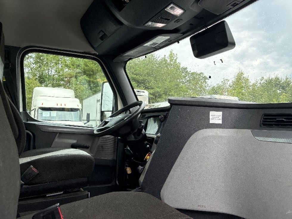 Day Cab Tractor-Heavy Duty Tractors-Freightliner-2021-T12664ST-Greenville-SC-382,661\n\t\tmiles-$ 59,250 - Image 14