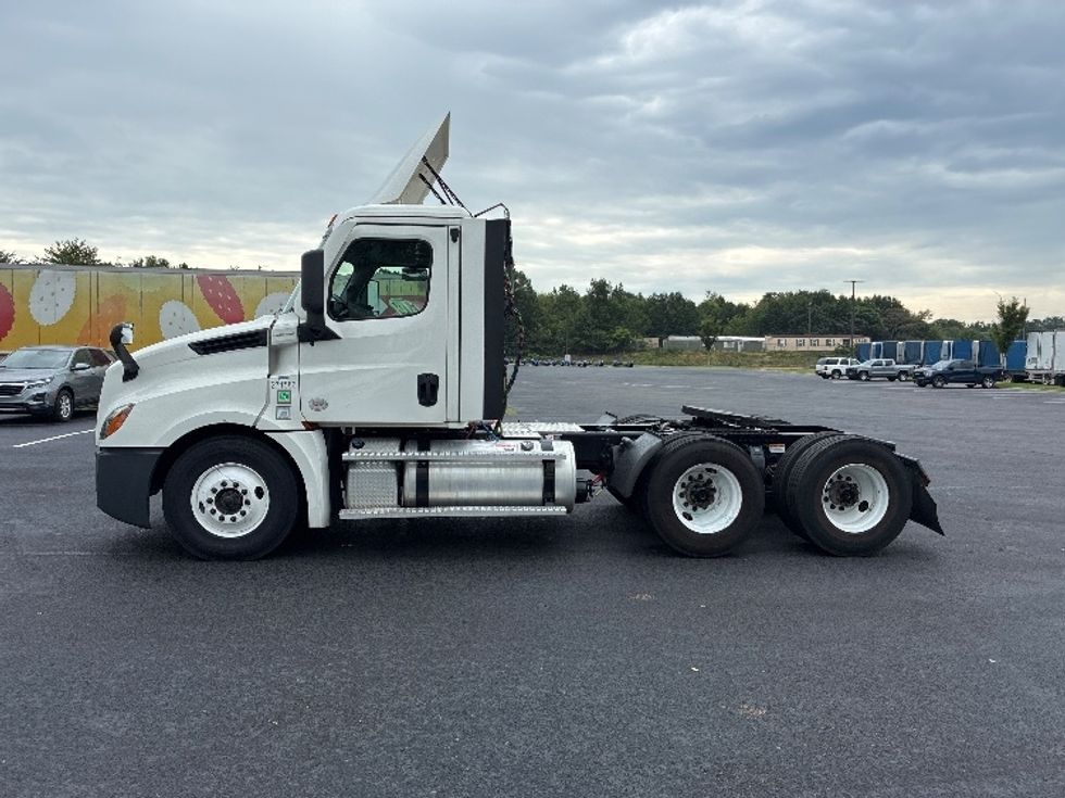 Day Cab Tractor-Heavy Duty Tractors-Freightliner-2021-T12664ST-Greenville-SC-382,661\n\t\tmiles-$ 59,250 - Image 4