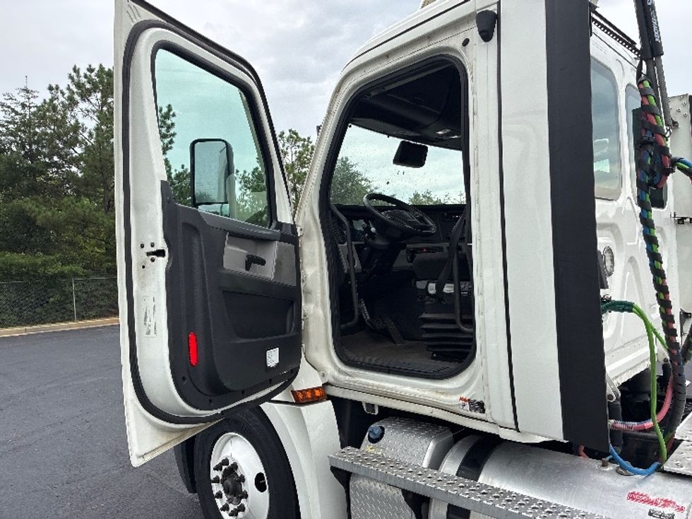 Day Cab Tractor-Heavy Duty Tractors-Freightliner-2021-T12664ST-Greenville-SC-382,661\n\t\tmiles-$ 59,250 - Image 9