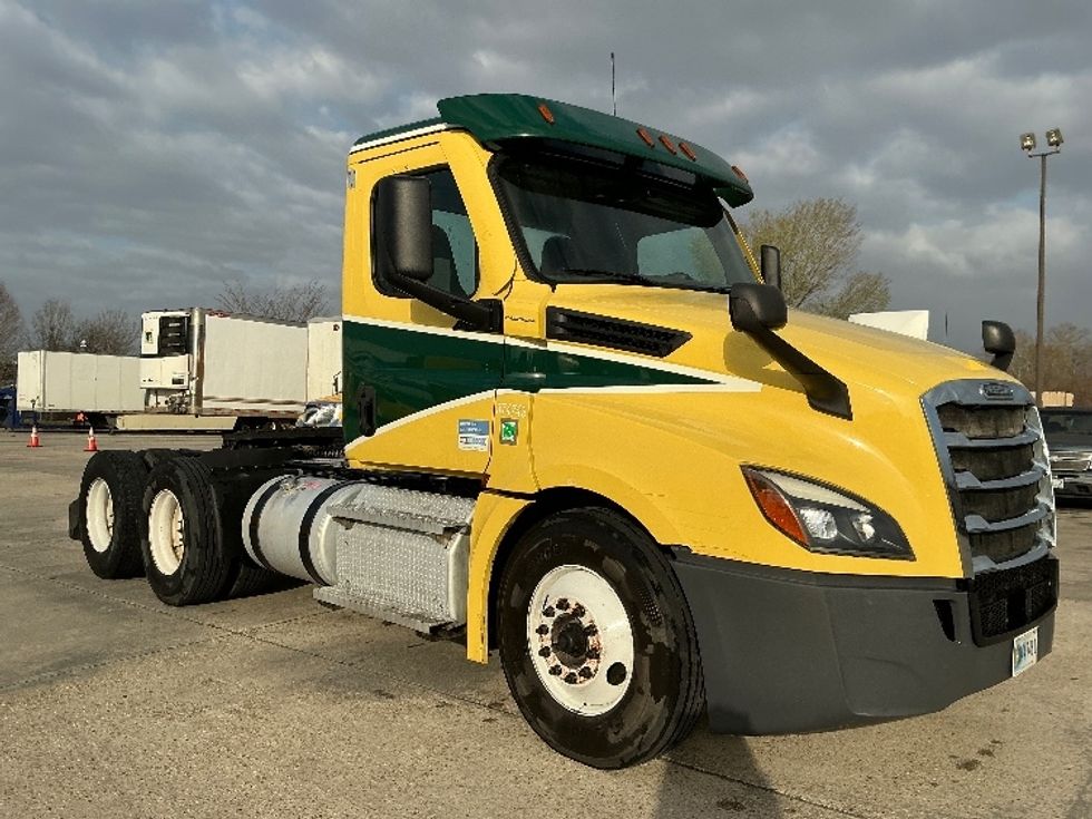 Day Cab Tractor-Heavy Duty Tractors-Freightliner-2021-T12664ST-Hammond-LA-295,103\n\t\tmiles-$ 63,750 - Image 1