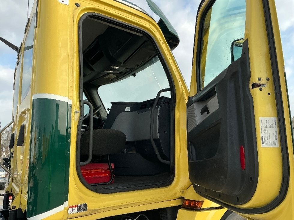 Day Cab Tractor-Heavy Duty Tractors-Freightliner-2021-T12664ST-Hammond-LA-295,103\n\t\tmiles-$ 63,750 - Image 12