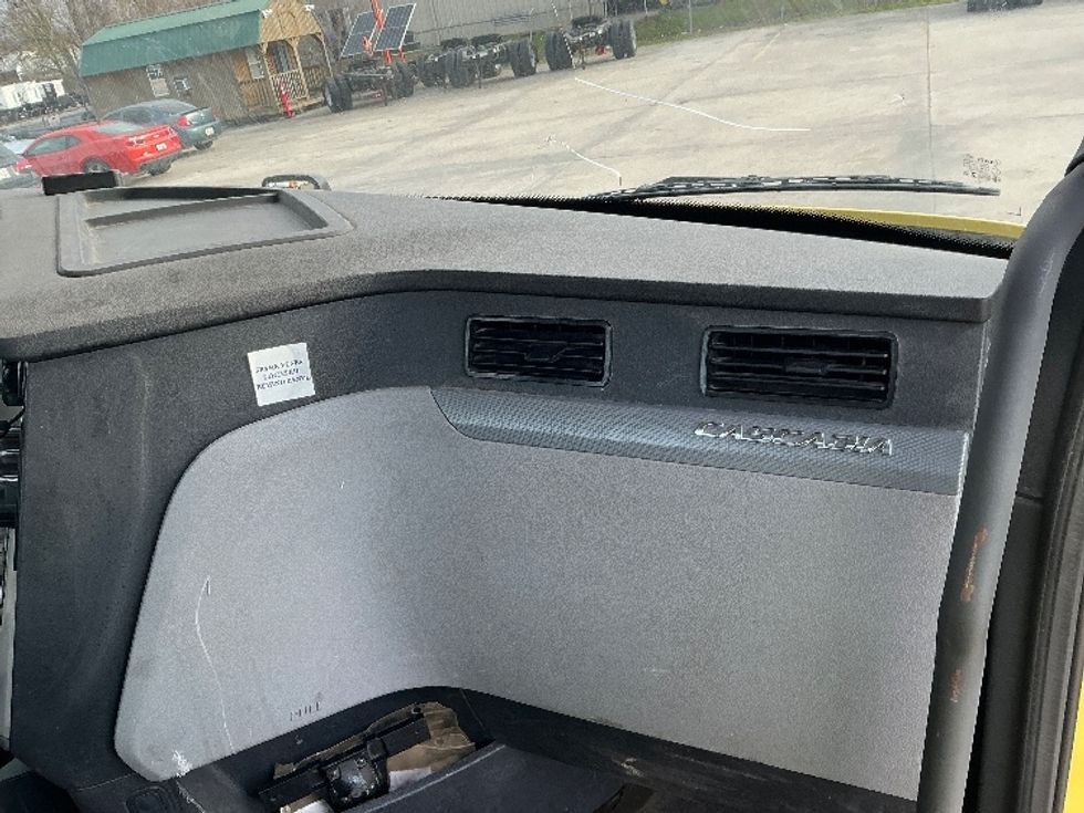 Day Cab Tractor-Heavy Duty Tractors-Freightliner-2021-T12664ST-Hammond-LA-295,103\n\t\tmiles-$ 63,750 - Image 13