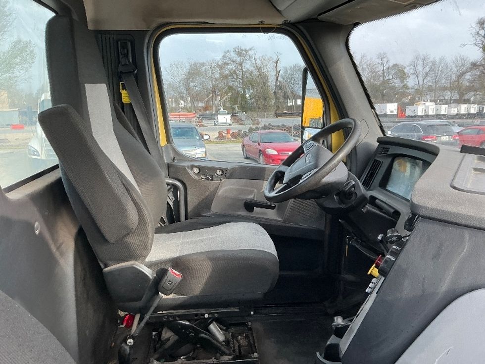 Day Cab Tractor-Heavy Duty Tractors-Freightliner-2021-T12664ST-Hammond-LA-295,103\n\t\tmiles-$ 63,750 - Image 14