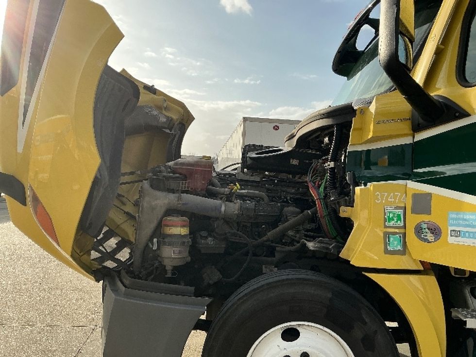 Day Cab Tractor-Heavy Duty Tractors-Freightliner-2021-T12664ST-Hammond-LA-295,103\n\t\tmiles-$ 63,750 - Image 16