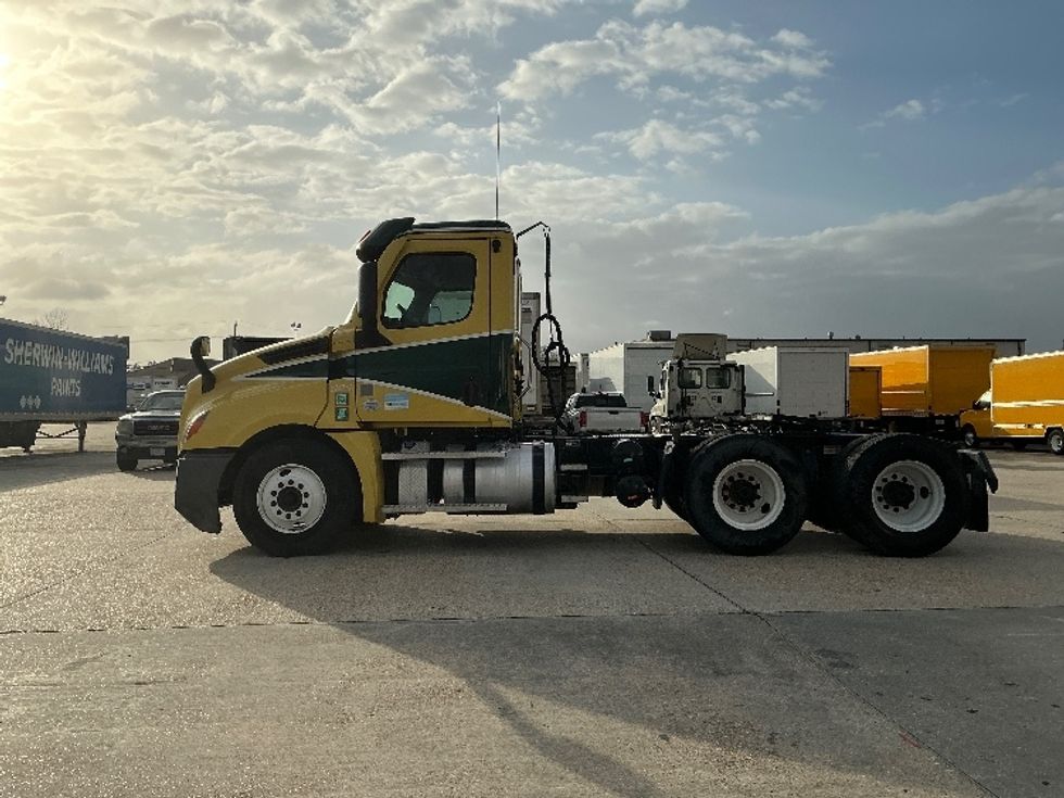 Day Cab Tractor-Heavy Duty Tractors-Freightliner-2021-T12664ST-Hammond-LA-295,103\n\t\tmiles-$ 63,750 - Image 4