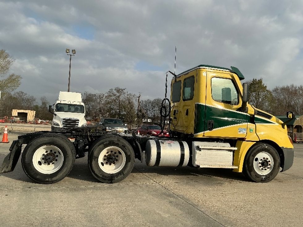 Day Cab Tractor-Heavy Duty Tractors-Freightliner-2021-T12664ST-Hammond-LA-295,103\n\t\tmiles-$ 63,750 - Image 8