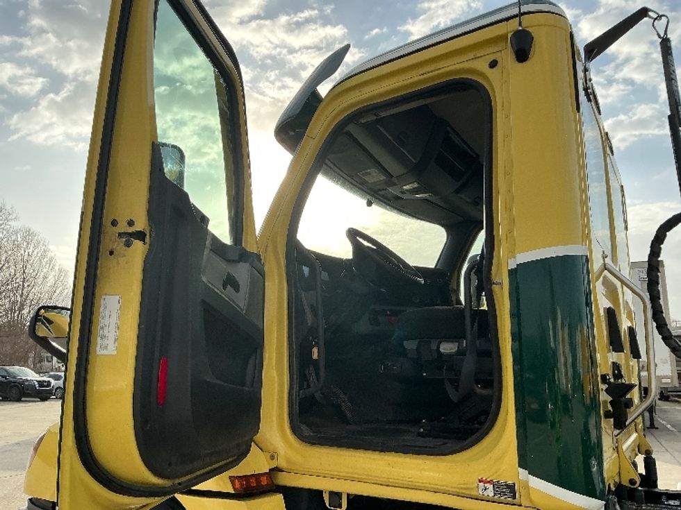 Day Cab Tractor-Heavy Duty Tractors-Freightliner-2021-T12664ST-Hammond-LA-295,103\n\t\tmiles-$ 63,750 - Image 9