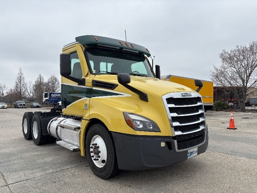 Day Cab Tractor-Heavy Duty Tractors-Freightliner-2021-T12664ST-Hammond-LA-296,240\n\t\tmiles-$ 63,750 - Image 1