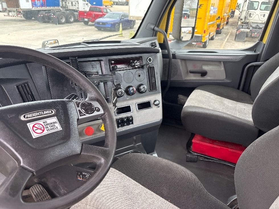 Day Cab Tractor-Heavy Duty Tractors-Freightliner-2021-T12664ST-Hammond-LA-296,240\n\t\tmiles-$ 63,750 - Image 10