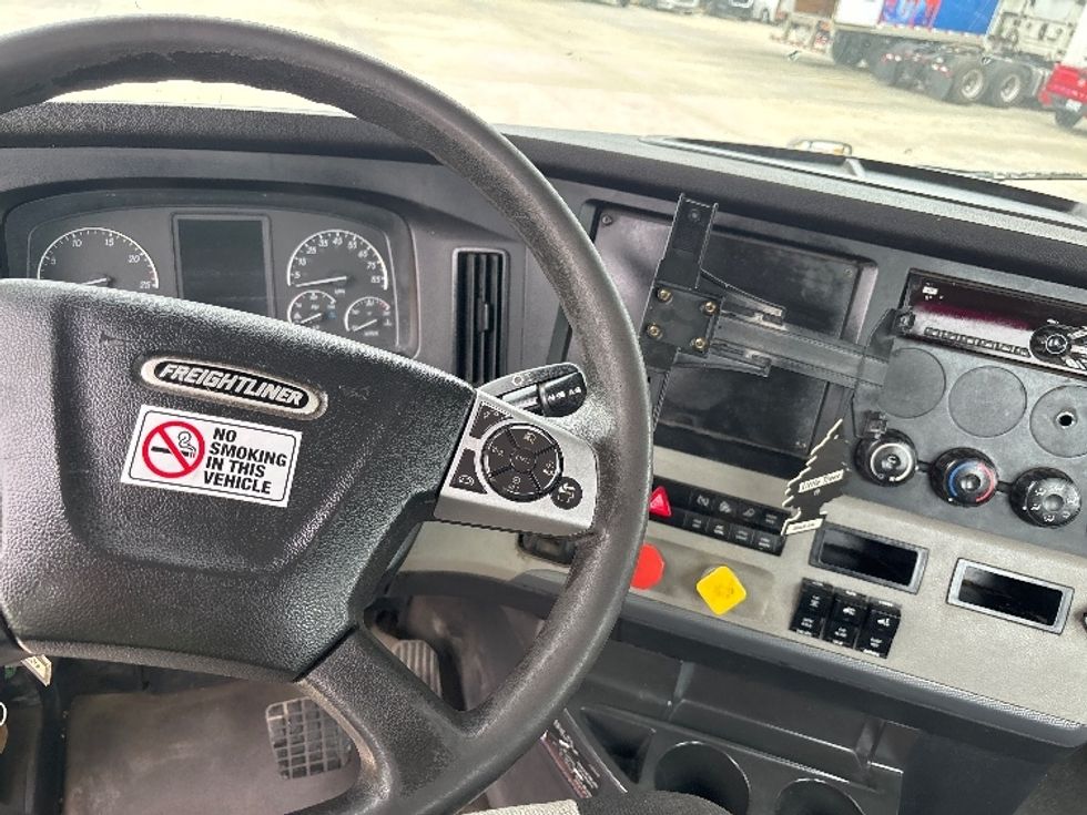 Day Cab Tractor-Heavy Duty Tractors-Freightliner-2021-T12664ST-Hammond-LA-296,240\n\t\tmiles-$ 63,750 - Image 11