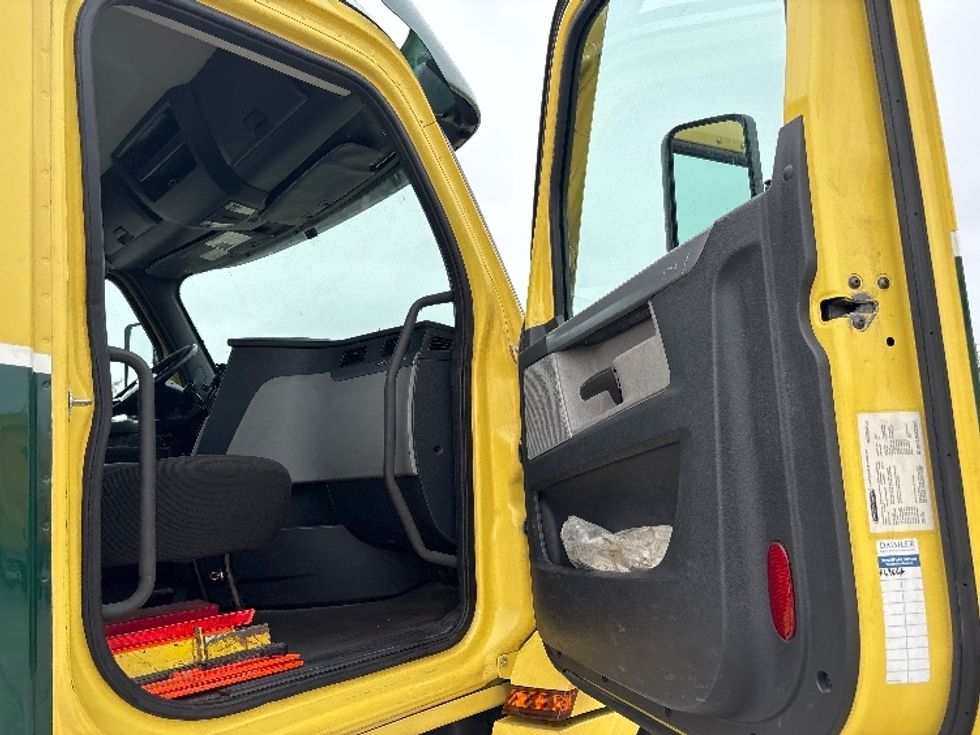 Day Cab Tractor-Heavy Duty Tractors-Freightliner-2021-T12664ST-Hammond-LA-296,240\n\t\tmiles-$ 63,750 - Image 12