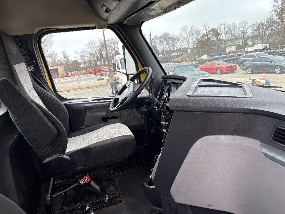 Day Cab Tractor-Heavy Duty Tractors-Freightliner-2021-T12664ST-Hammond-LA-296,240\n\t\tmiles-$ 63,750 - Image 14