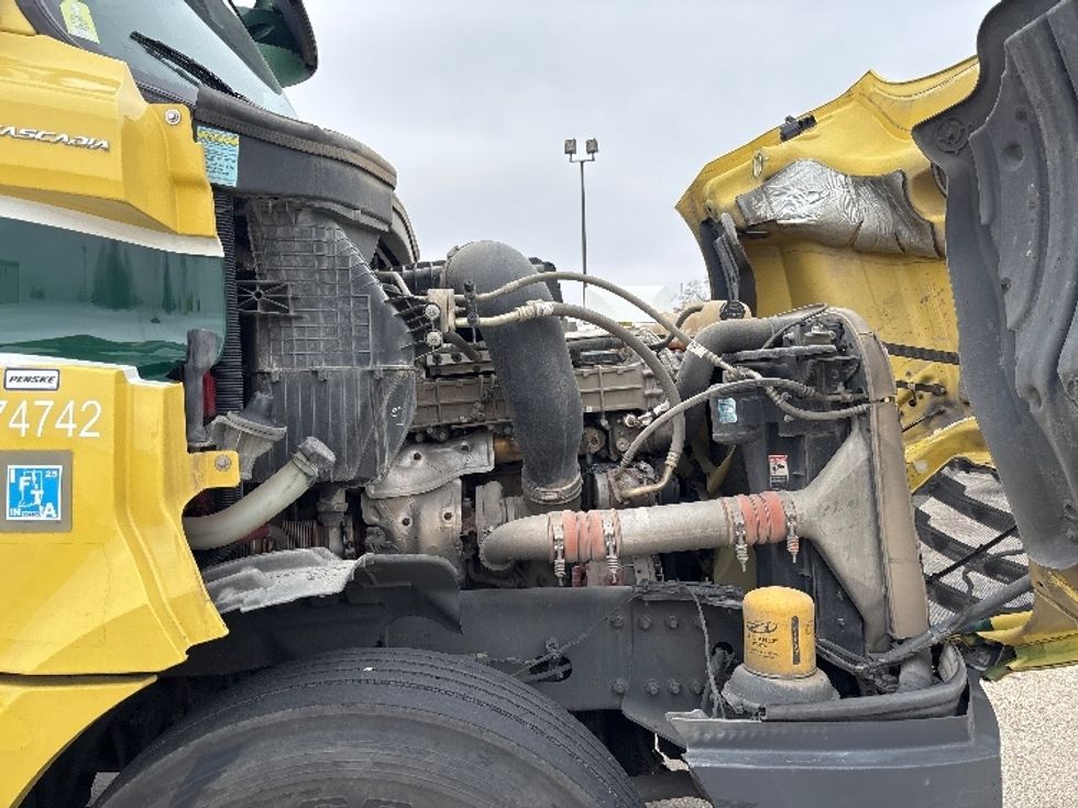 Day Cab Tractor-Heavy Duty Tractors-Freightliner-2021-T12664ST-Hammond-LA-296,240\n\t\tmiles-$ 63,750 - Image 15