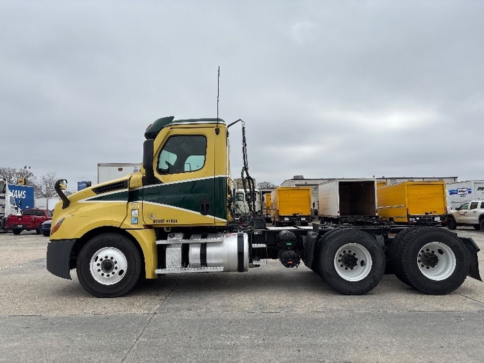 Day Cab Tractor-Heavy Duty Tractors-Freightliner-2021-T12664ST-Hammond-LA-296,240\n\t\tmiles-$ 63,750 - Image 4