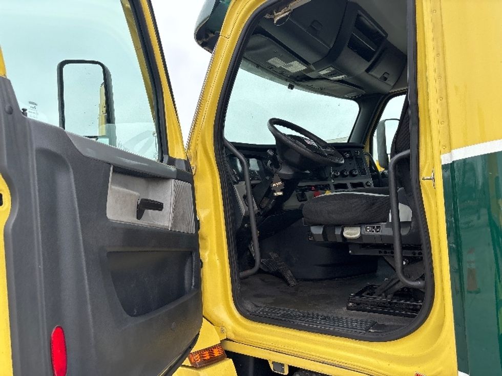 Day Cab Tractor-Heavy Duty Tractors-Freightliner-2021-T12664ST-Hammond-LA-296,240\n\t\tmiles-$ 63,750 - Image 9