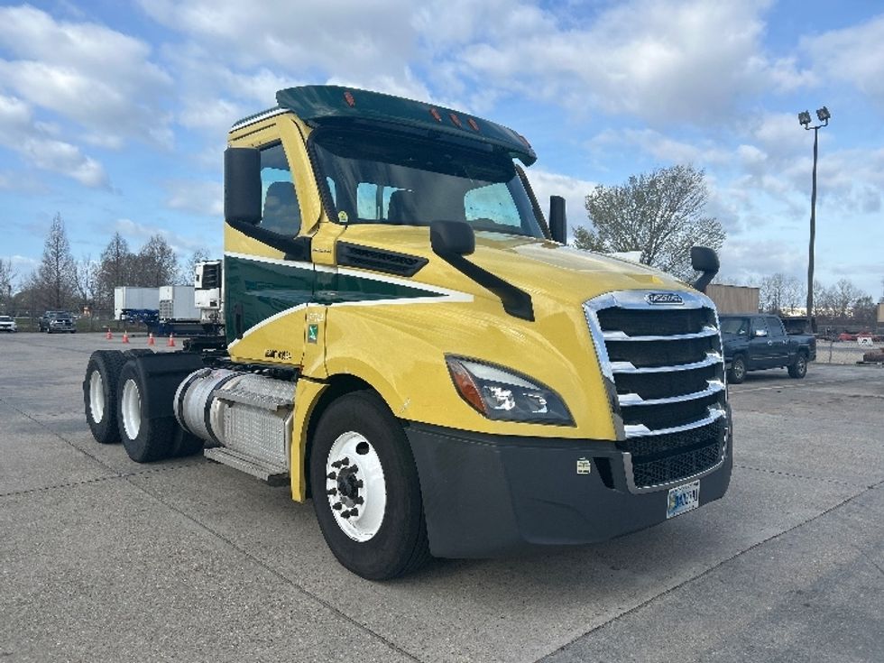 Day Cab Tractor-Heavy Duty Tractors-Freightliner-2021-T12664ST-Hammond-LA-326,115\n\t\tmiles-$ 62,000 - Image 1