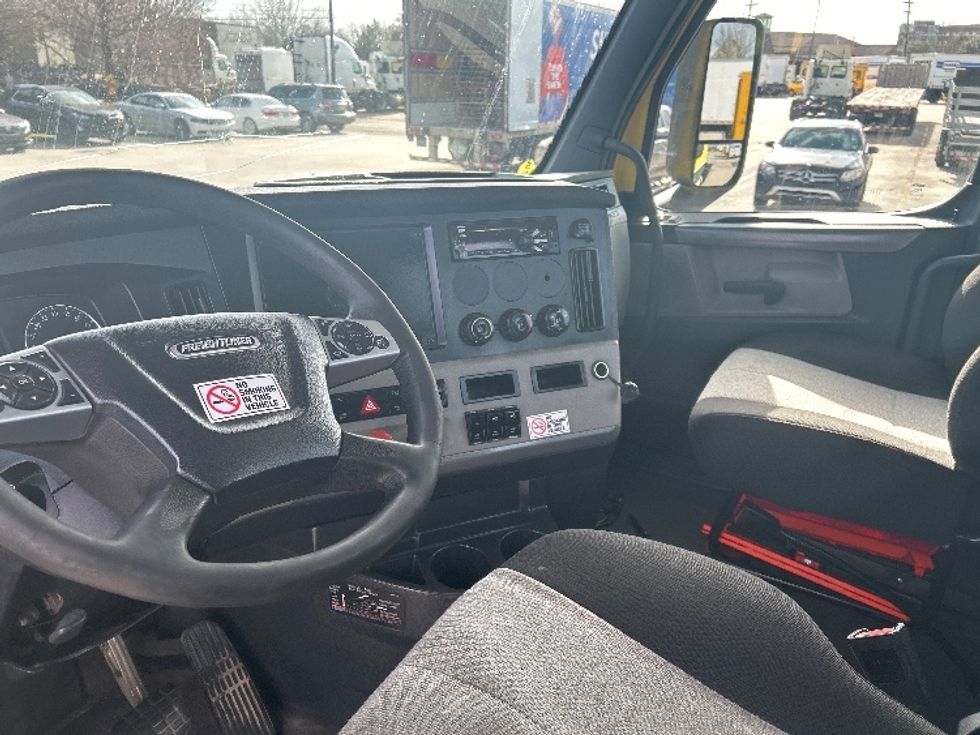 Day Cab Tractor-Heavy Duty Tractors-Freightliner-2021-T12664ST-Hammond-LA-326,115\n\t\tmiles-$ 62,000 - Image 10