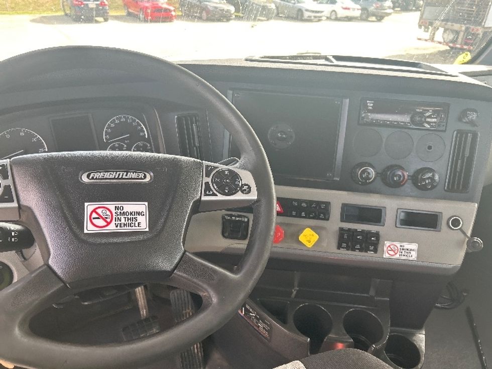 Day Cab Tractor-Heavy Duty Tractors-Freightliner-2021-T12664ST-Hammond-LA-326,115\n\t\tmiles-$ 62,000 - Image 11