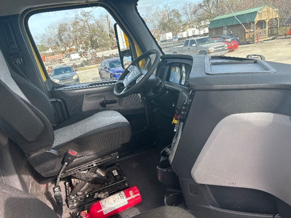 Day Cab Tractor-Heavy Duty Tractors-Freightliner-2021-T12664ST-Hammond-LA-326,115\n\t\tmiles-$ 62,000 - Image 14