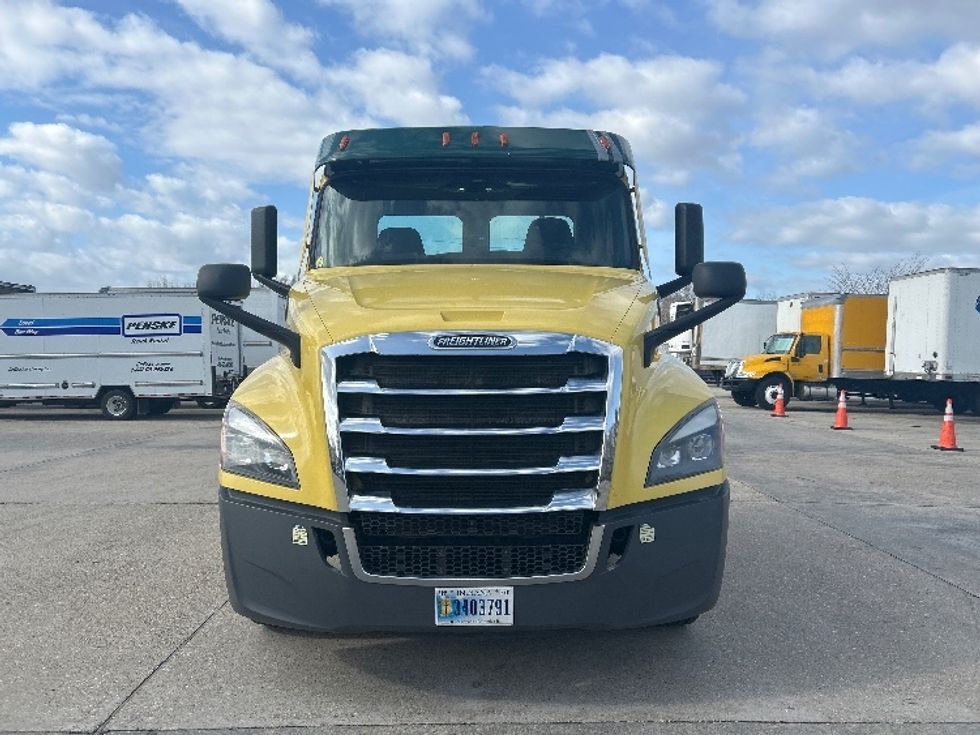 Day Cab Tractor-Heavy Duty Tractors-Freightliner-2021-T12664ST-Hammond-LA-326,115\n\t\tmiles-$ 62,000 - Image 2