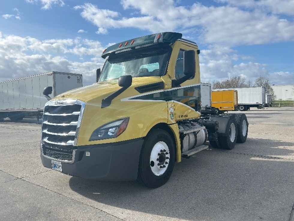 Day Cab Tractor-Heavy Duty Tractors-Freightliner-2021-T12664ST-Hammond-LA-326,115\n\t\tmiles-$ 62,000 - Image 3
