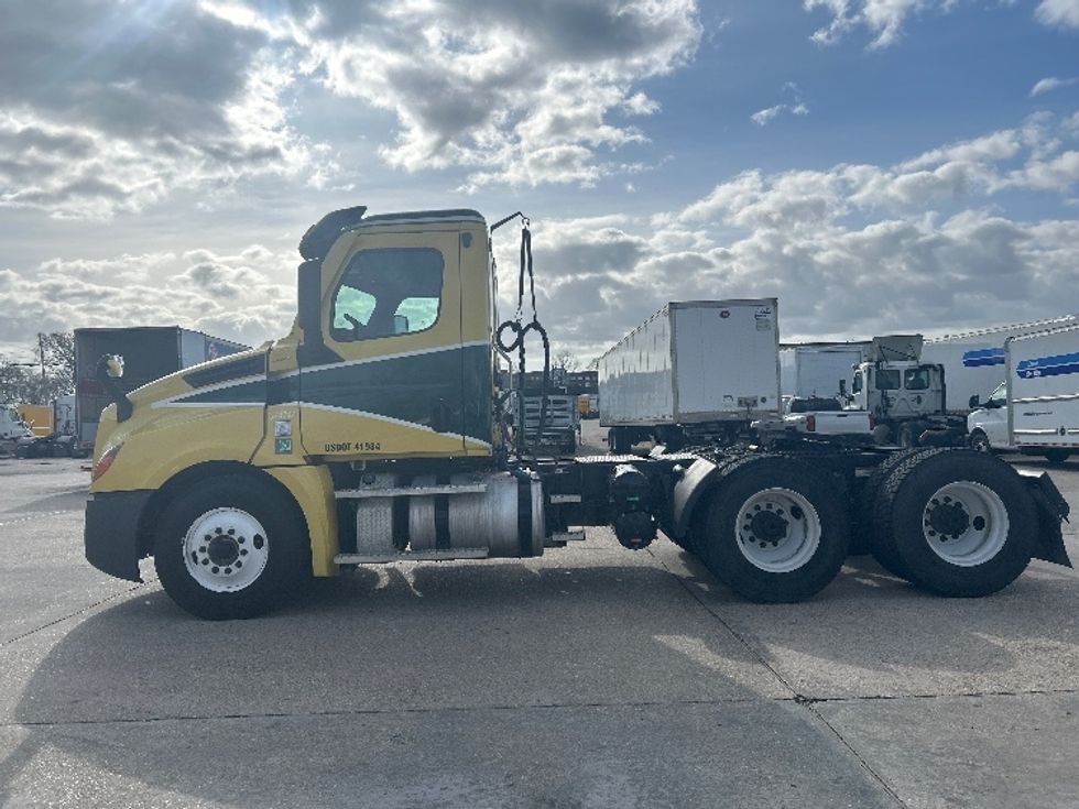Day Cab Tractor-Heavy Duty Tractors-Freightliner-2021-T12664ST-Hammond-LA-326,115\n\t\tmiles-$ 62,000 - Image 4