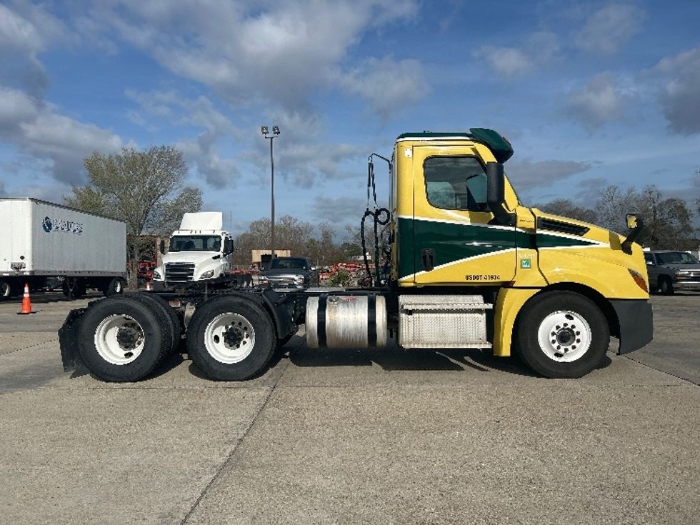 Day Cab Tractor-Heavy Duty Tractors-Freightliner-2021-T12664ST-Hammond-LA-326,115\n\t\tmiles-$ 62,000 - Image 8