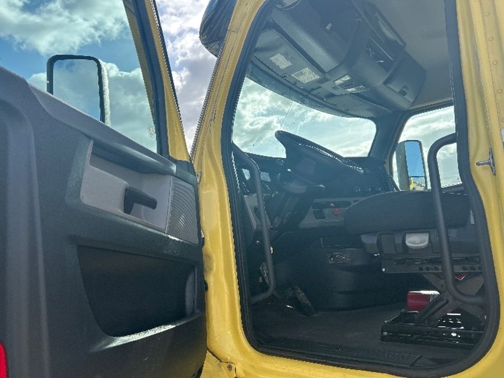 Day Cab Tractor-Heavy Duty Tractors-Freightliner-2021-T12664ST-Hammond-LA-326,115\n\t\tmiles-$ 62,000 - Image 9