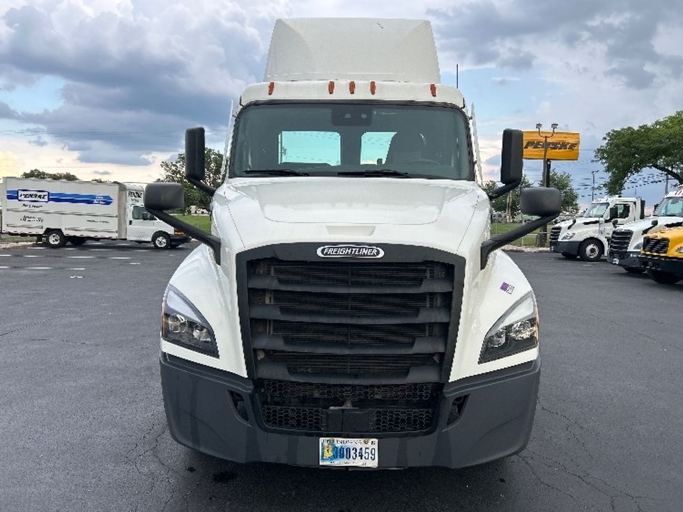2021 Freightliner Cascadia 126" Day cab photo 2