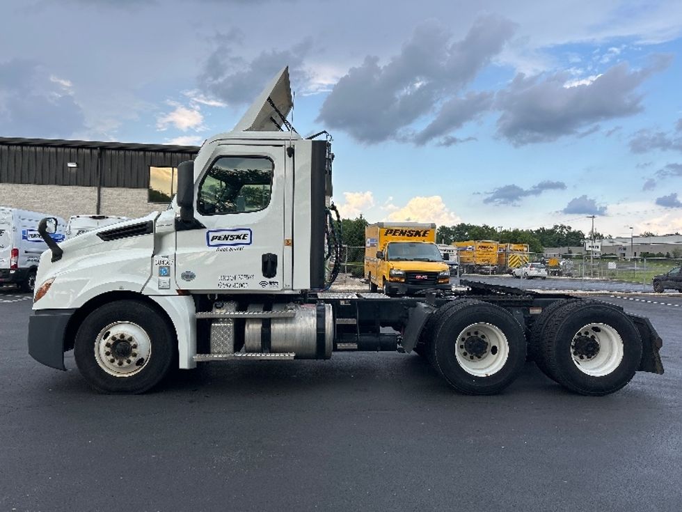 2021 Freightliner Cascadia 126" Day cab photo 4