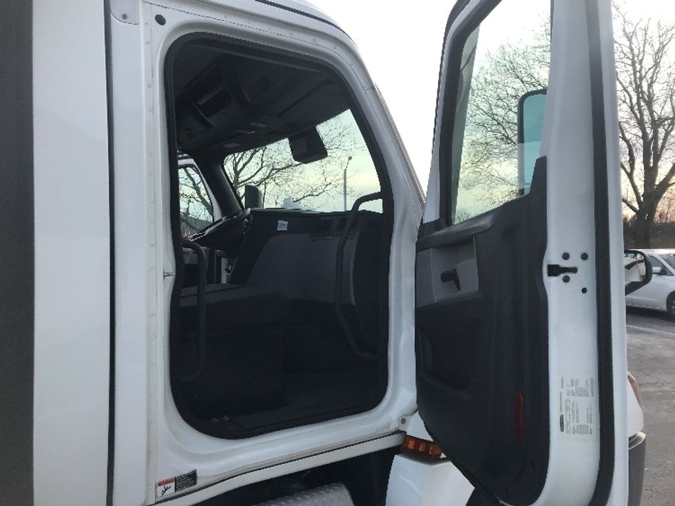 Day Cab Tractor-Heavy Duty Tractors-Freightliner-2021-T12664ST-Harrisburg-PA-285,229\n\t\tmiles-$ 58,250 - Image 12