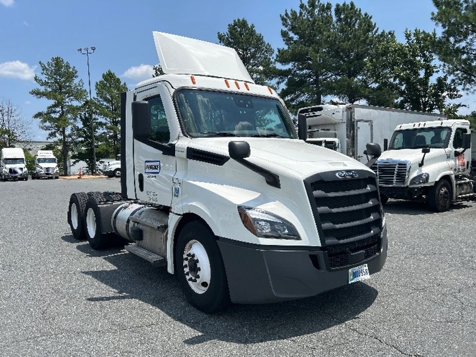 Day Cab Tractor-Heavy Duty Tractors-Freightliner-2021-T12664ST-Harrisburg-PA-292,415\n\t\tmiles-$ 63,250 - Image 1