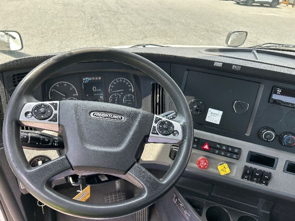 Day Cab Tractor-Heavy Duty Tractors-Freightliner-2021-T12664ST-Harrisburg-PA-292,415\n\t\tmiles-$ 63,250 - Image 11