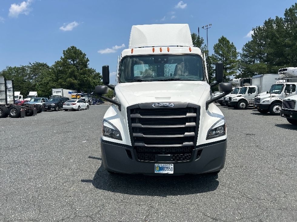 Day Cab Tractor-Heavy Duty Tractors-Freightliner-2021-T12664ST-Harrisburg-PA-292,415\n\t\tmiles-$ 63,250 - Image 2