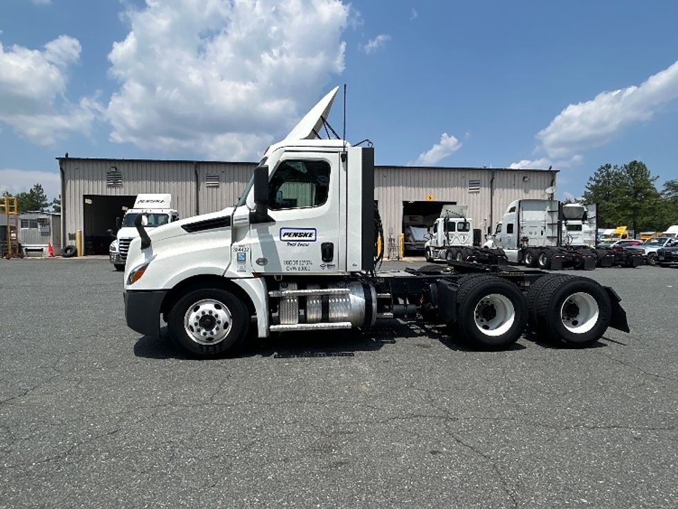 Day Cab Tractor-Heavy Duty Tractors-Freightliner-2021-T12664ST-Harrisburg-PA-292,415\n\t\tmiles-$ 63,250 - Image 4