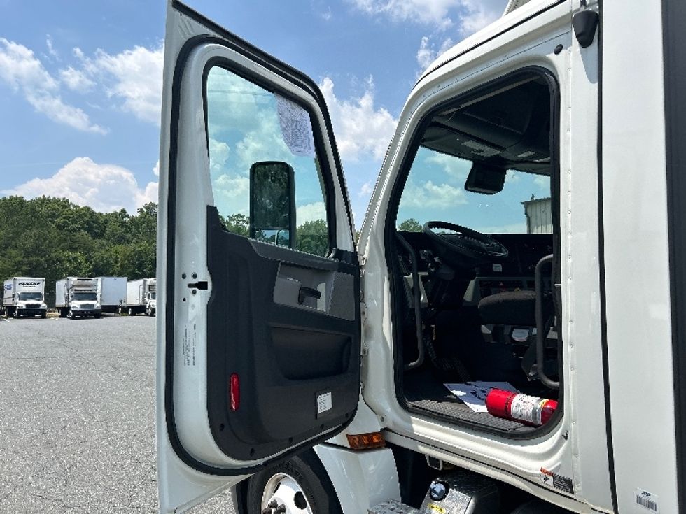 Day Cab Tractor-Heavy Duty Tractors-Freightliner-2021-T12664ST-Harrisburg-PA-292,415\n\t\tmiles-$ 63,250 - Image 9