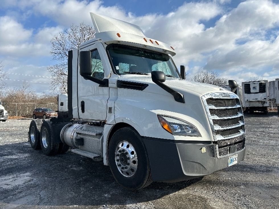Day Cab Tractor-Heavy Duty Tractors-Freightliner-2021-T12664ST-Harrisburg-PA-315,554\n\t\tmiles-$ 70,250 - Image 1