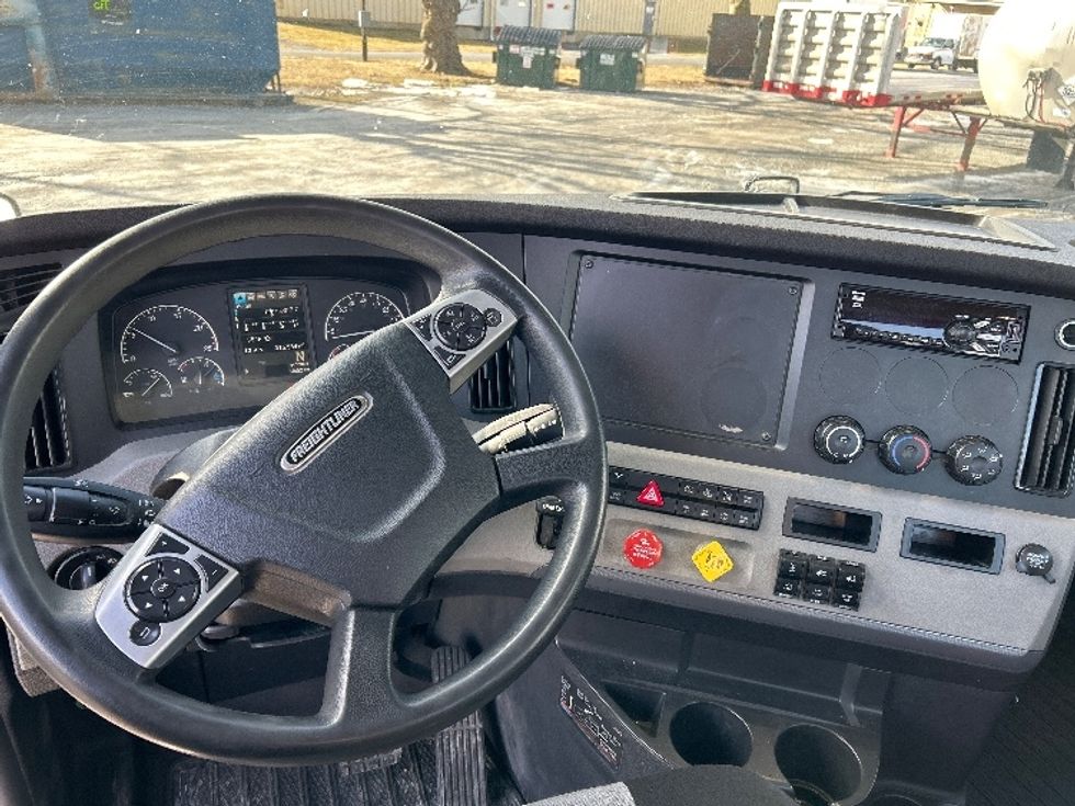 Day Cab Tractor-Heavy Duty Tractors-Freightliner-2021-T12664ST-Harrisburg-PA-315,554\n\t\tmiles-$ 70,250 - Image 11