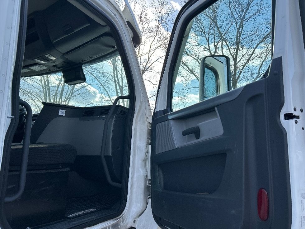 Day Cab Tractor-Heavy Duty Tractors-Freightliner-2021-T12664ST-Harrisburg-PA-315,554\n\t\tmiles-$ 70,250 - Image 12