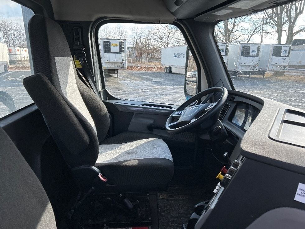 Day Cab Tractor-Heavy Duty Tractors-Freightliner-2021-T12664ST-Harrisburg-PA-315,554\n\t\tmiles-$ 70,250 - Image 14