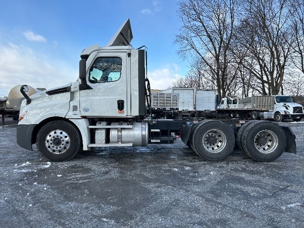 Day Cab Tractor-Heavy Duty Tractors-Freightliner-2021-T12664ST-Harrisburg-PA-315,554\n\t\tmiles-$ 70,250 - Image 4