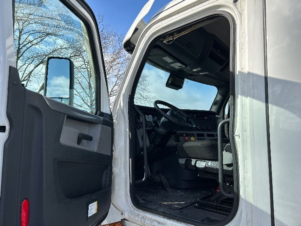 Day Cab Tractor-Heavy Duty Tractors-Freightliner-2021-T12664ST-Harrisburg-PA-315,554\n\t\tmiles-$ 70,250 - Image 9