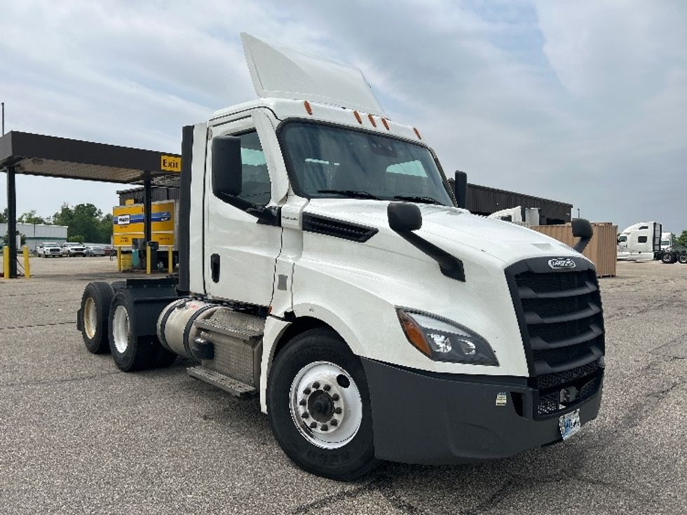 Day Cab Tractor-Heavy Duty Tractors-Freightliner-2021-T12664ST-Holland-MI-456,923\n\t\tmiles-$ 50,750 - Image 1