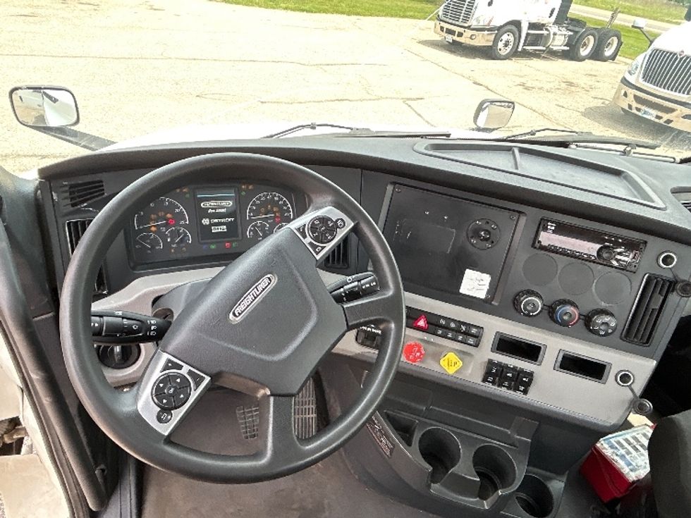 Day Cab Tractor-Heavy Duty Tractors-Freightliner-2021-T12664ST-Holland-MI-456,923\n\t\tmiles-$ 50,750 - Image 11