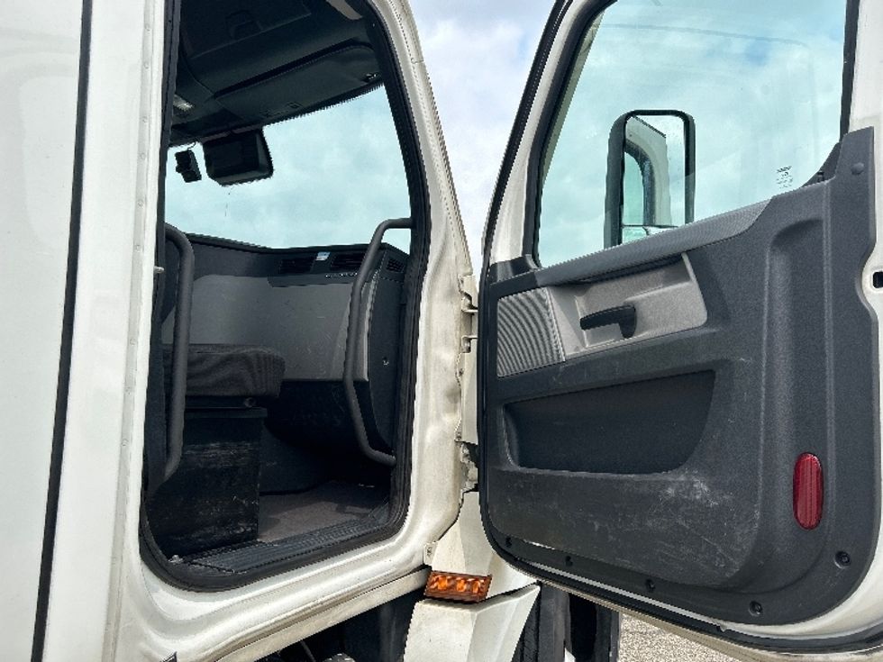 Day Cab Tractor-Heavy Duty Tractors-Freightliner-2021-T12664ST-Holland-MI-456,923\n\t\tmiles-$ 50,750 - Image 12