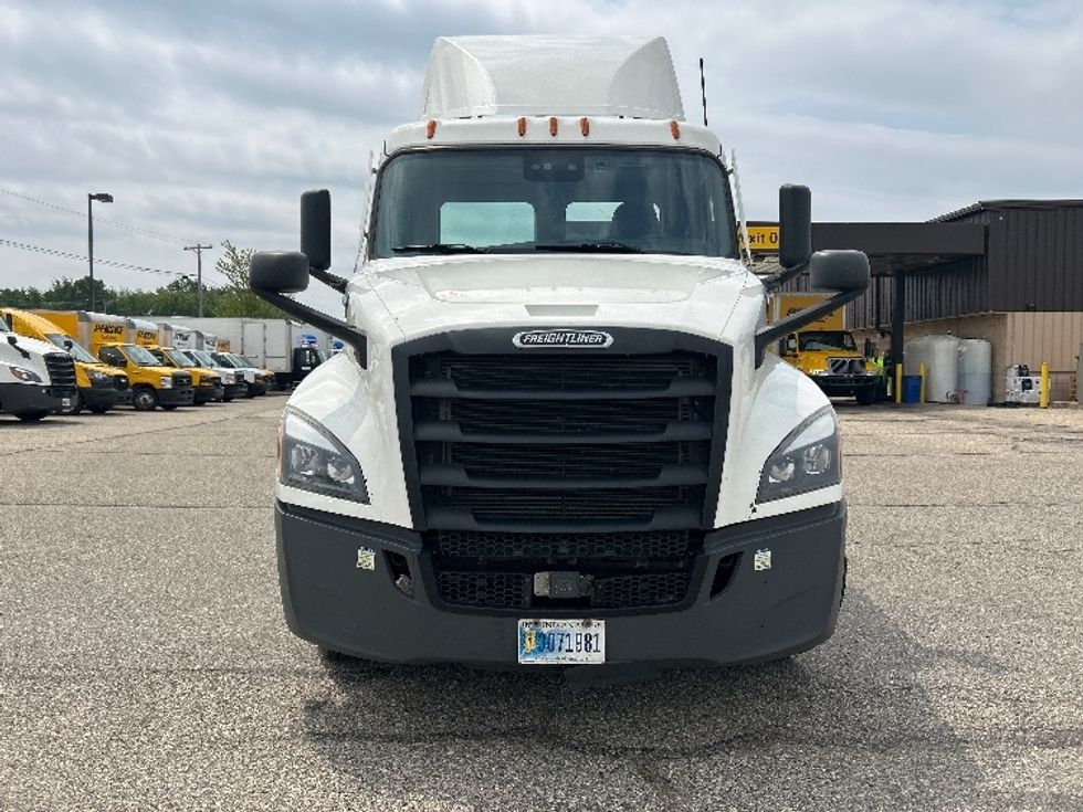 Day Cab Tractor-Heavy Duty Tractors-Freightliner-2021-T12664ST-Holland-MI-456,923\n\t\tmiles-$ 50,750 - Image 2