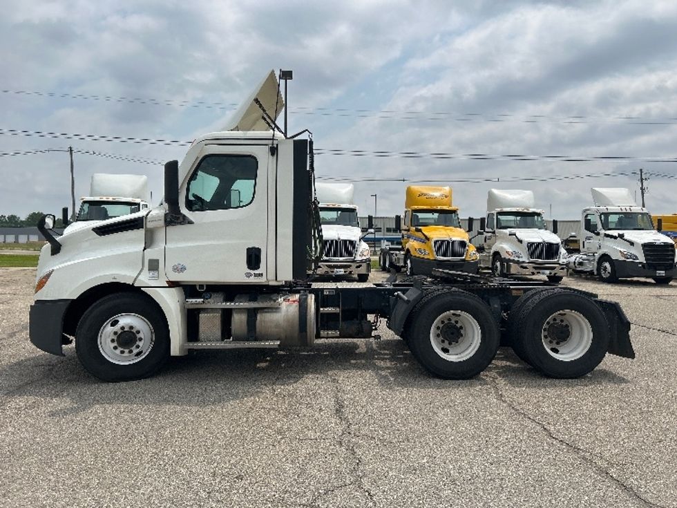 Day Cab Tractor-Heavy Duty Tractors-Freightliner-2021-T12664ST-Holland-MI-456,923\n\t\tmiles-$ 50,750 - Image 4